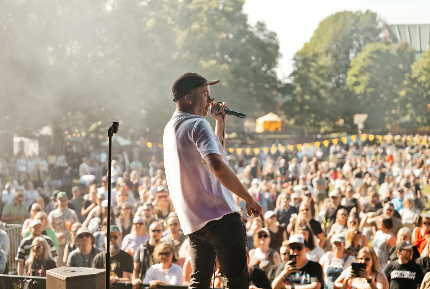 Alvarin kesäjuhlan festivaalitunnelmaa koostevideolla
