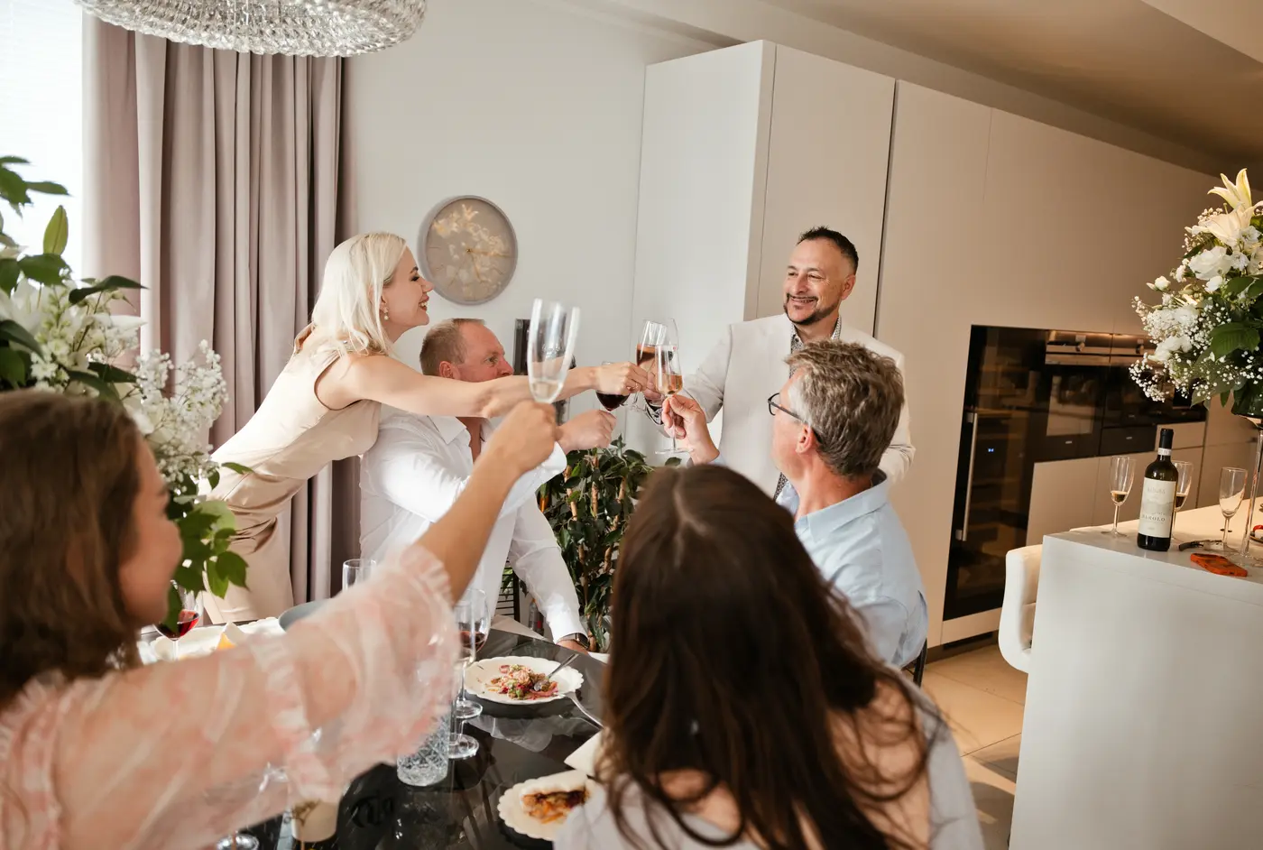 Vieraat kohottavat maljaa kihlajaisjuhlassa