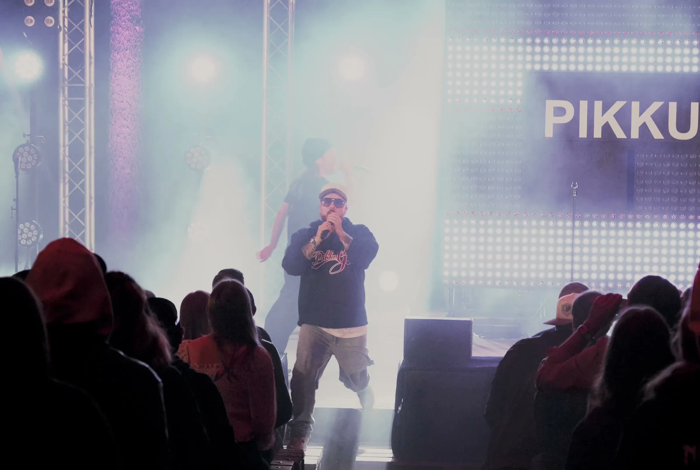 Pikku G esiintymässä lavalla Taaborinvuoren konsertissa