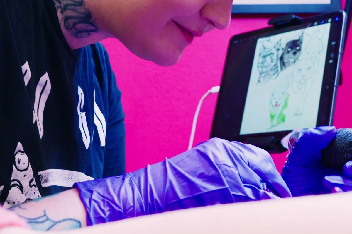 Tatuoija työssään Pretty In Ink -studiolla