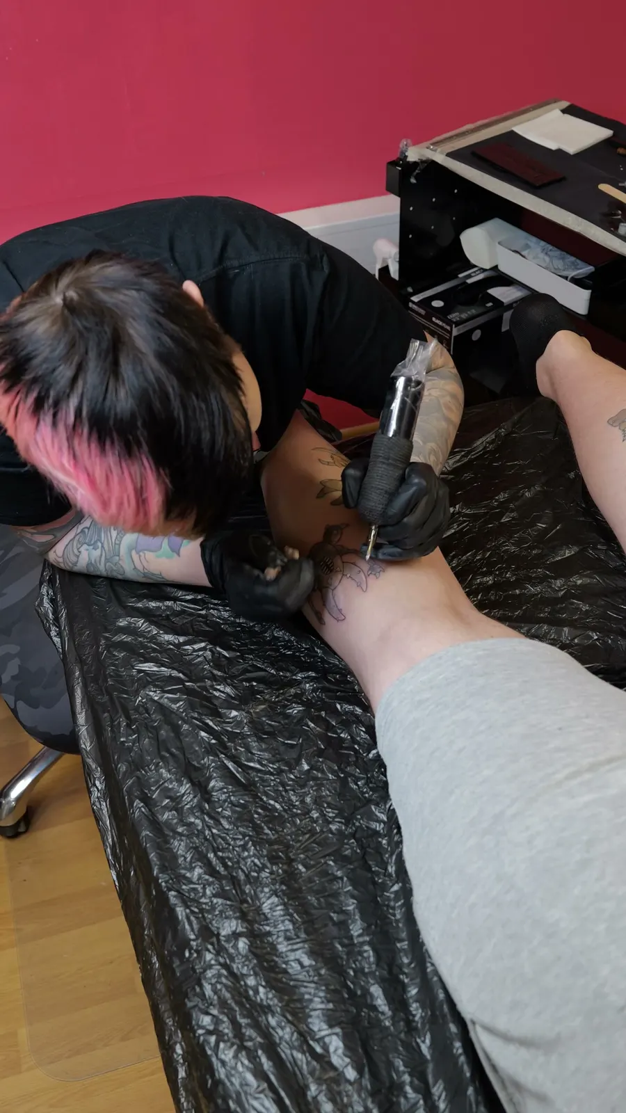 Studion omistaja tatuoimassa asiakasta