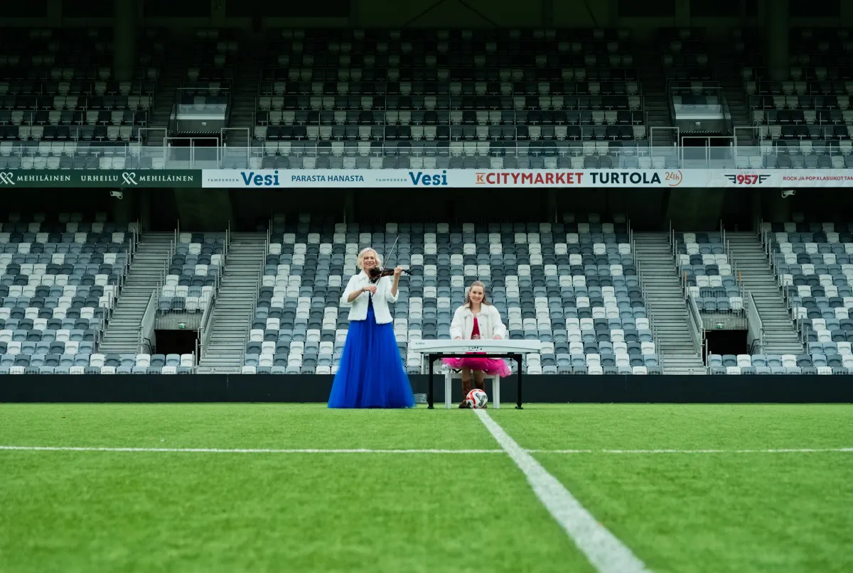 Duo Primadonnat esiintymässä tyhjällä Tammelan jalkapallostadionilla Tampereella