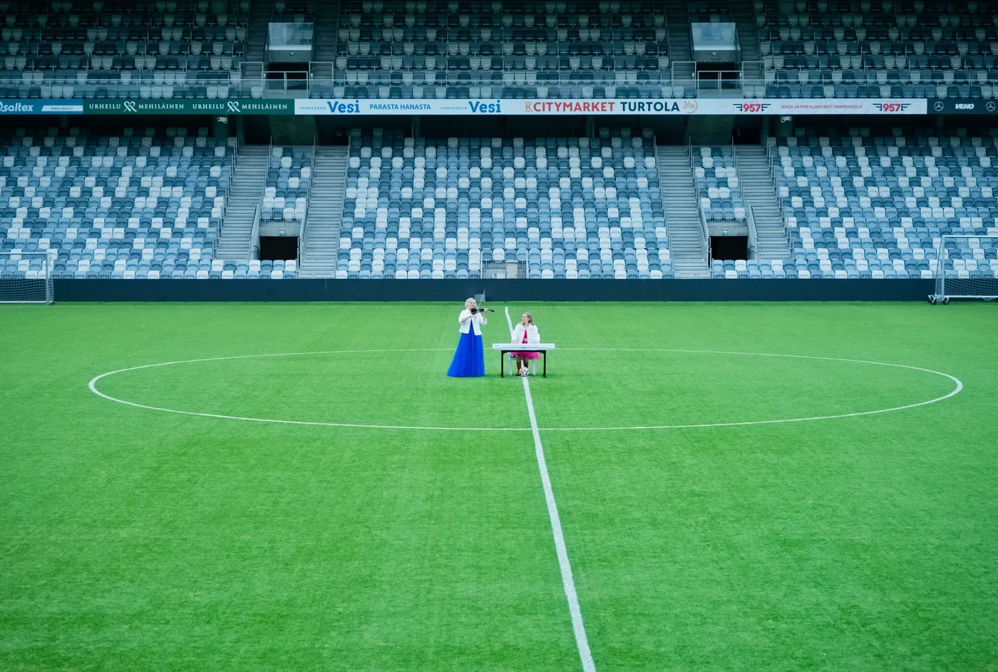 Duo Primadonnat soittamassa Tammelan stadionin keskiympyrässä