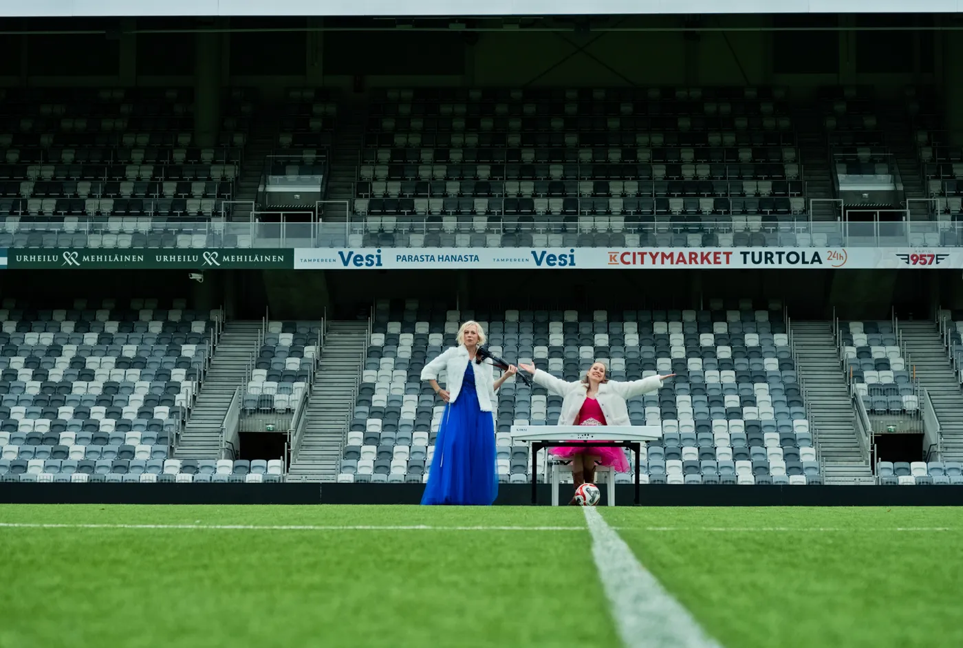 Duo Primadonnat tuulettaa Tammelan stadionin kentällä