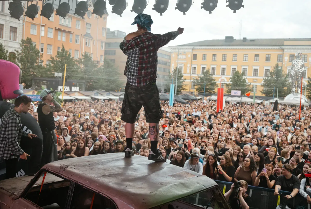 Esiintyjä lavalla Superterassilla ja täysi yleisö Kasarmitorilla