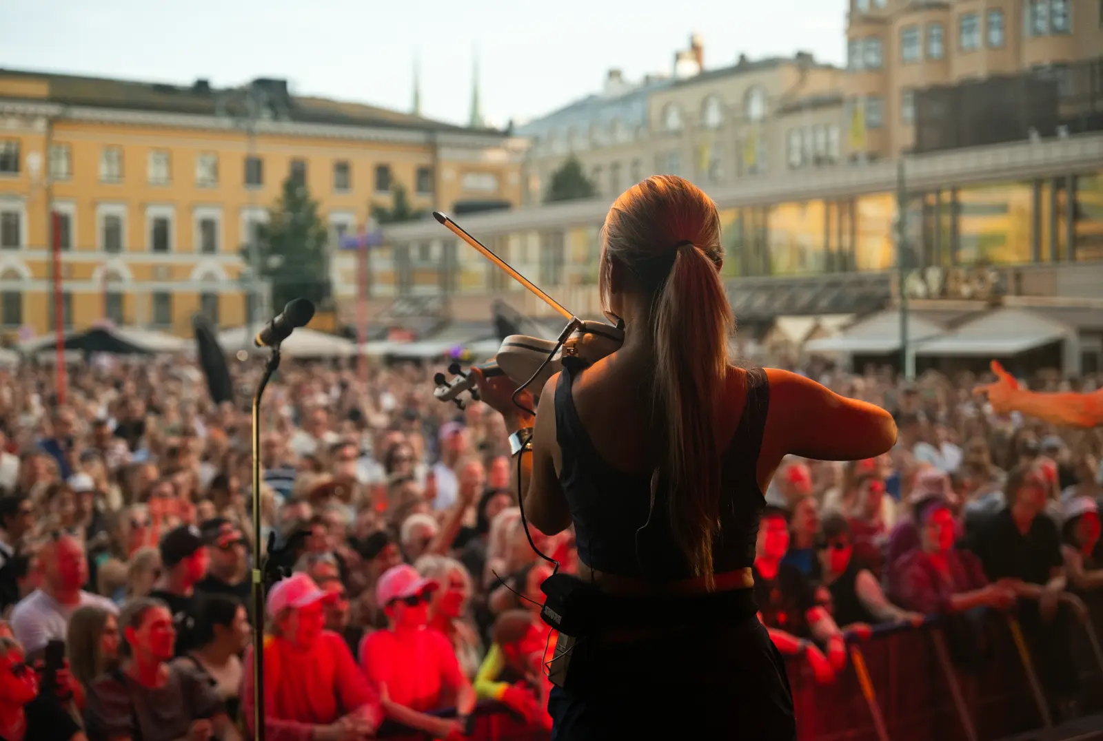 Viulisti lavalla ja yleisöä Kasarmitorilla
