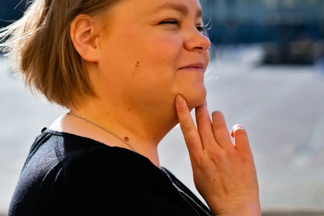 Henkilökuva yrityksen työntekijästä ulkona kaupungilla