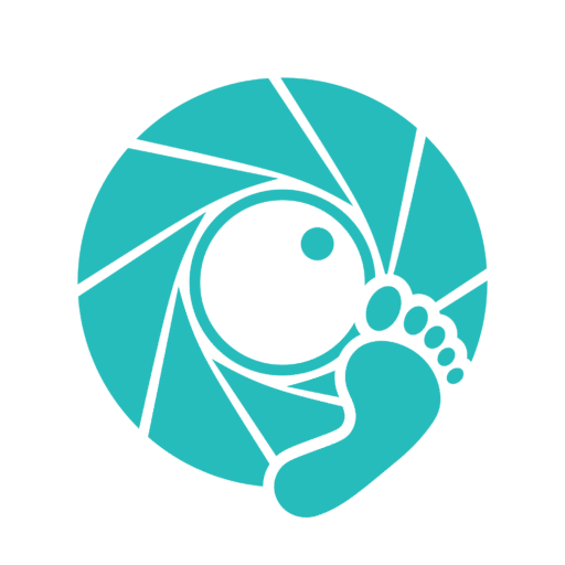 Kuvajälki - Videotuotanto Helsinki. Logossa kameran suljin ja jalanjälki. Talviteema (Turkoosi).